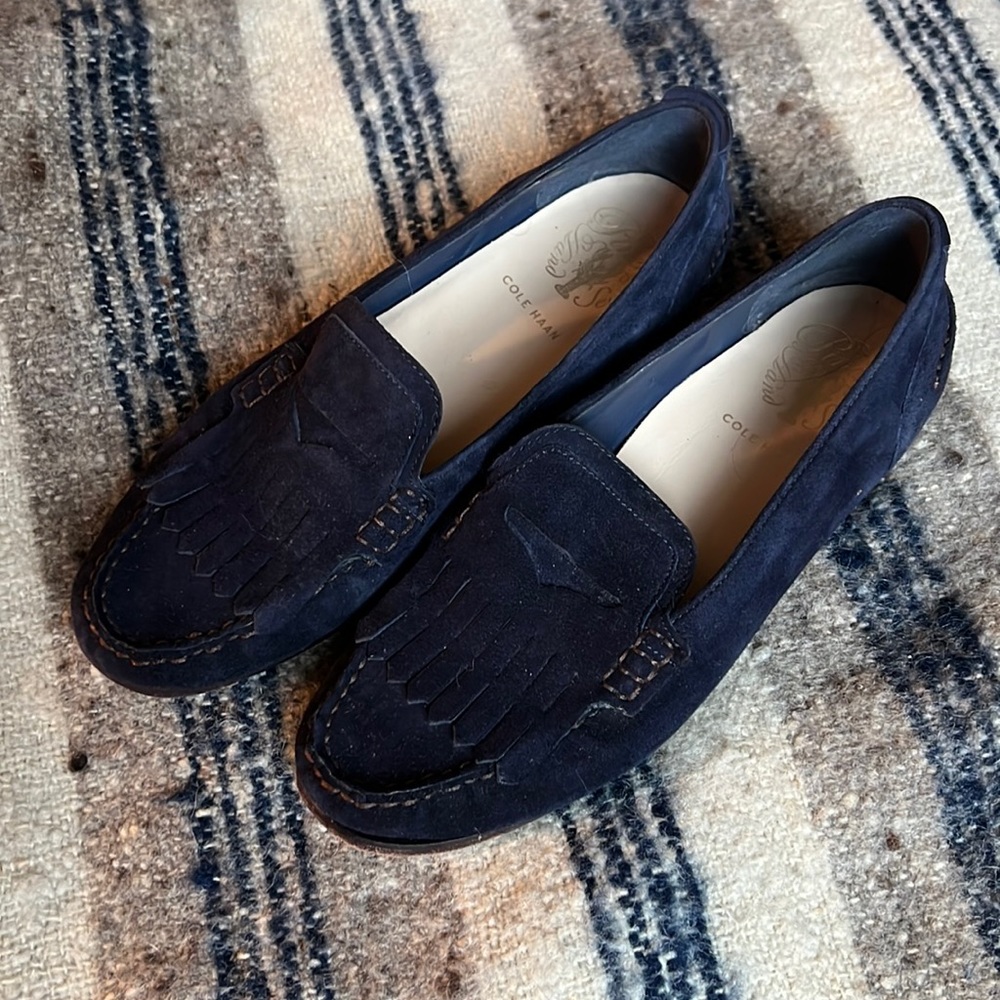 EUC Women’s 7.5 Cole Haan loafer in deep navy suede